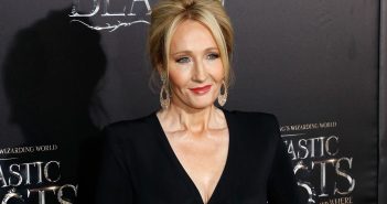 ANIMAIS FANTÁSTICOS: OS CRIMES DE GRINDEWALD :: J.K. Rowling quebra o silencio e expõe sua opinião sobre escalação de Johnny Depp em importante papel NEW YORK, NY - NOVEMBER 10: Author J.K. Rowling attends the premiere of "Fantastic Beasts and Where to Find Them" at Alice Tully Hall, Lincoln Center on November 10, 2016 in New York City. (Photo by Taylor Hill/FilmMagic)