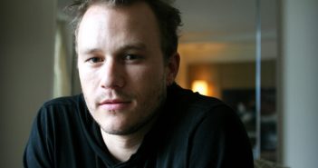 PO CURIOSIDADES :: 10 CURIOSIDADES SOBRE A MORTE DE HEATH LEDGER QUE (TALVEZ) VOCÊ NÃO SAIBA SYDNEY, AUSTRALIA - JANUARY 13: (EUROPE AND AUSTRALASIA OUT) Australian actor Heath Ledger promotes Brokeback Mountain at the Park Hyatt on January 13, 2006 in Sydney, Australia. (Photo by Sarah Rhodes/Newspix/Getty Images)